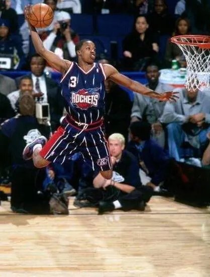 大家对NBA总决赛第三场最后10秒詹姆斯踢伊戈达拉怎么看？