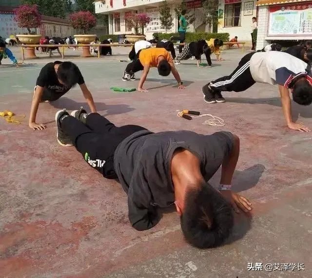 在受到库里的夸赞后，独臂励志篮球少年张家诚录制视频表示感谢，你怎么评价？