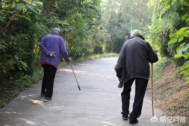 广西九旬老人病重住大棚,镇政府:当地忌讳老人在女儿家过世,你怎么看?