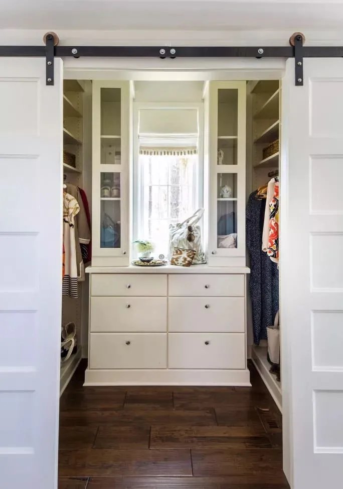 衣帽间装修效果图：衣帽间这么设计，你还能再放200件！