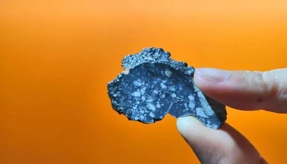 贵阳女孩在什么地方捡回600多颗陨石？