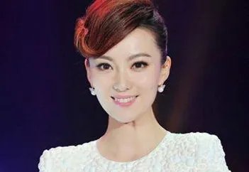 主持人余声婚姻引猜测,称只有自己爱自己,老公深陷丑闻久未同框,咋回事?