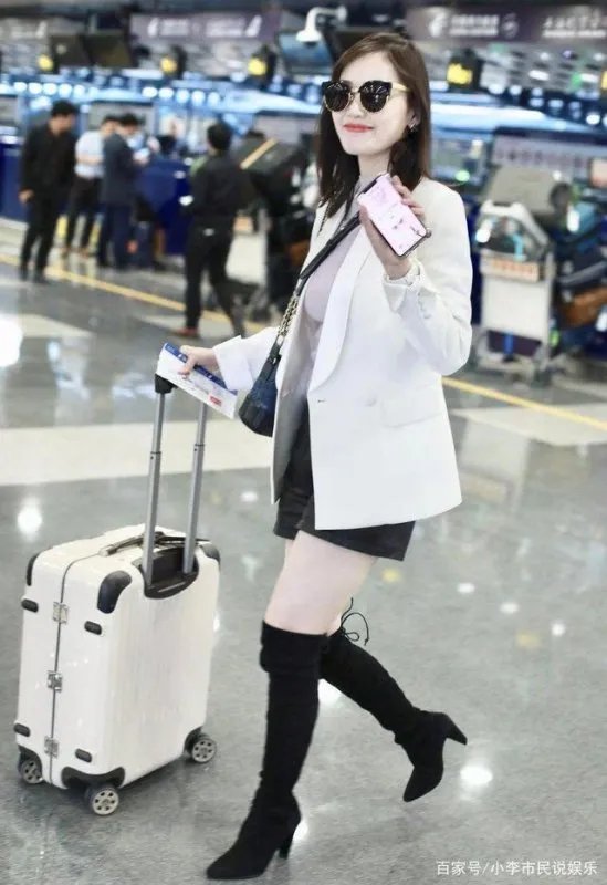 马蓉机场获粉丝赠花，微博炫耀无比开心，这是不是助长歪风邪气？