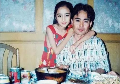 成龙发文夸奖杨幂 杨幂17时成龙对她做了什么