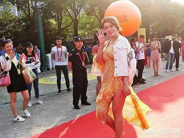 中国某十八线网红再蹭红毯;网友: 戛纳红毯要求这么低?