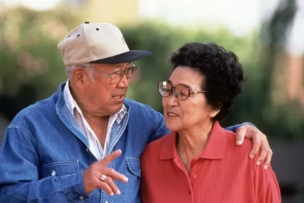 老人吸烟被劝猝死案劝烟者二审无责，你见的熊老人有多熊？