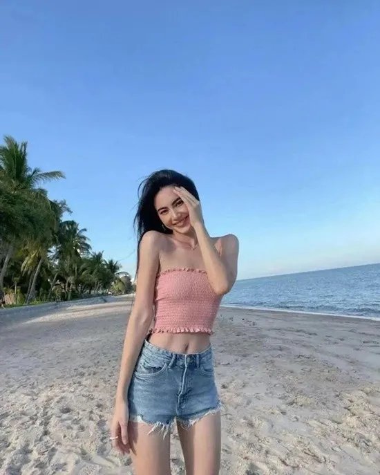 纤腰美腿的神仙颜值 泰国混血女星被封