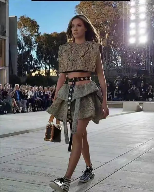 谷爱凌首次T台走秀,非常自信,是不是尽显超模气质呢?