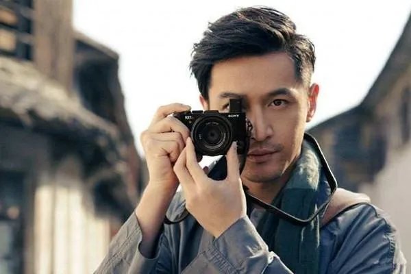 才华横溢的胡歌热衷于慈善，当年被他曾出手帮助的白血病女孩现状怎样？