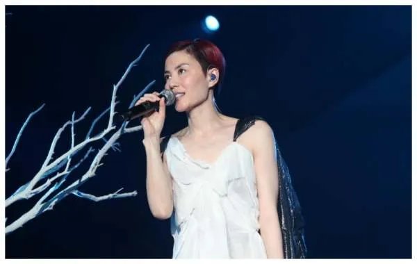 王菲谢霆锋复合六年没举办婚礼,背后的原因是什么?