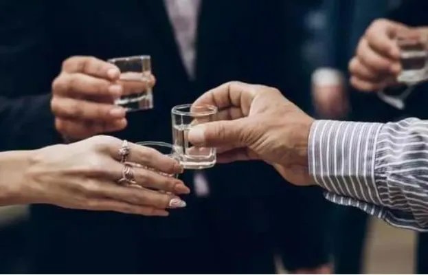 男子酒后进错房与陌生男子共寝一夜，喝醉酒的人都会有什么表现？