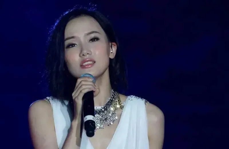 黄龄把腿上的淤青画成锦鲤,其做法为何会引发网友盛赞?