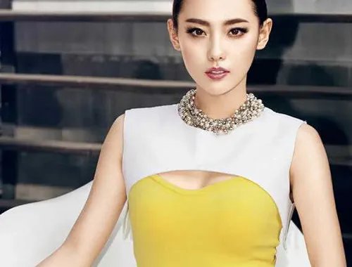 《我们都爱笑》张嘉倪变僵尸咬人露底 穿性感短裙大跳神舞