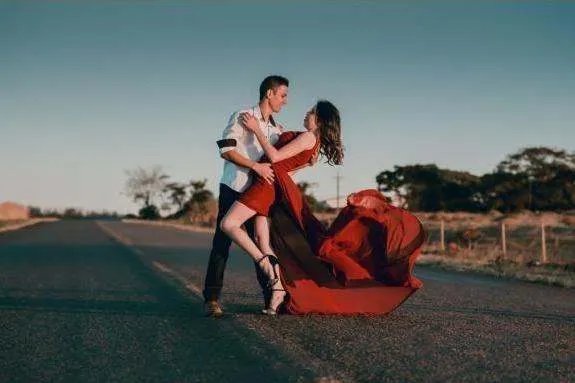 男友初次带我回家,下车后看到门口站着的人,我给他提出分手,怎么看?