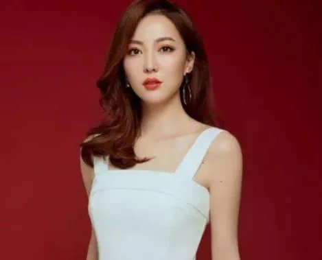 主持人余声婚姻引猜测,称只有自己爱自己,老公深陷丑闻久未同框,咋回事?