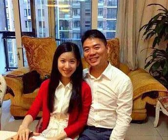 刘强东为奶茶妹妹庆祝生日，看看他送给奶茶妹妹的房子，才知道他究竟有多爱章泽天