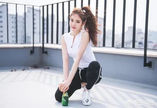 女人穿休闲衣服好看还是女人味十足的衣服好看？