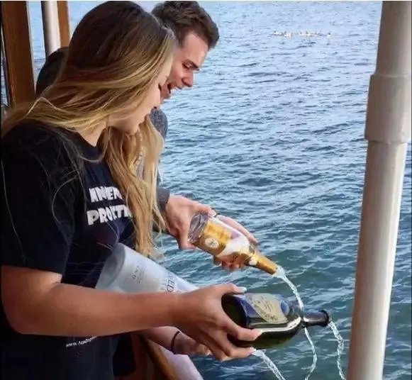 富二代怎么用酒炫富的？