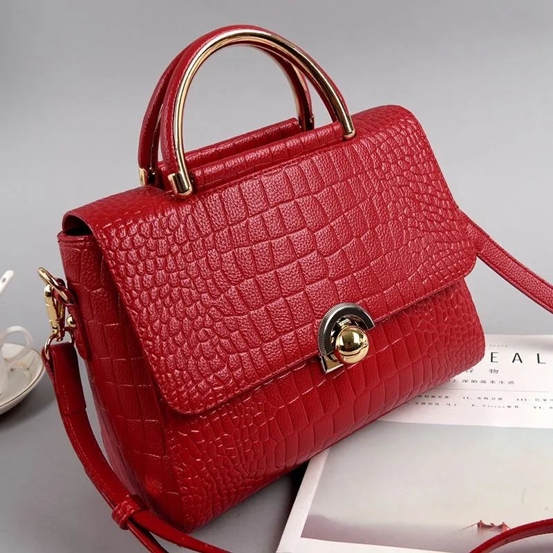 红色新娘包2017款式推荐 新娘包里一般都装些什么