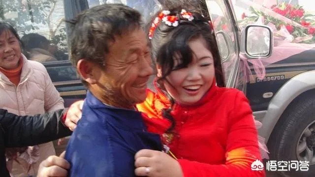 武汉结婚有个风俗是：公公抱媳妇进洞房吗？