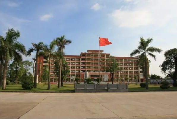 玻利维亚一大学楼道护栏断裂学生坠亡,你觉得学校应该为此事负责吗?