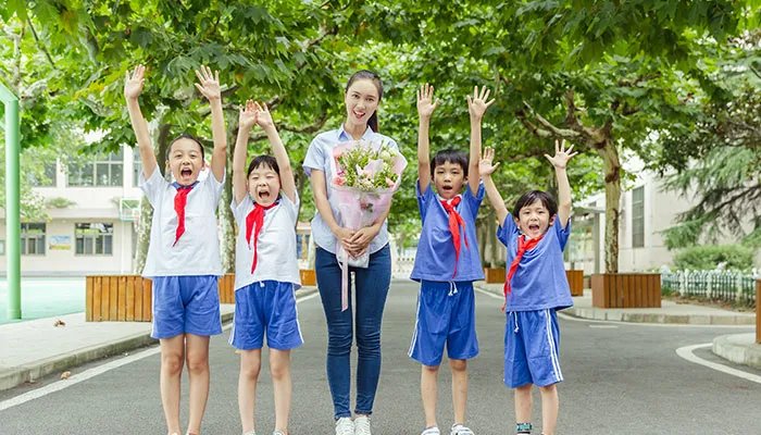 教师节送老师什么鲜花比较好呢 学生给老师送花应该送什么花