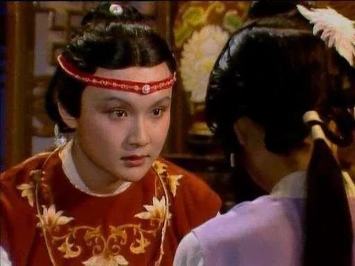 贾母是在前八十回还是在后四十回支持“金玉良缘”的呢?是怎样的?请认真读原著的朋友回答?