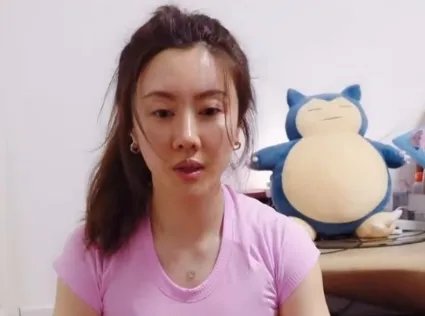 巴图晒老婆素颜照，曾因街头吸烟被批，他们私下是如何相处的？