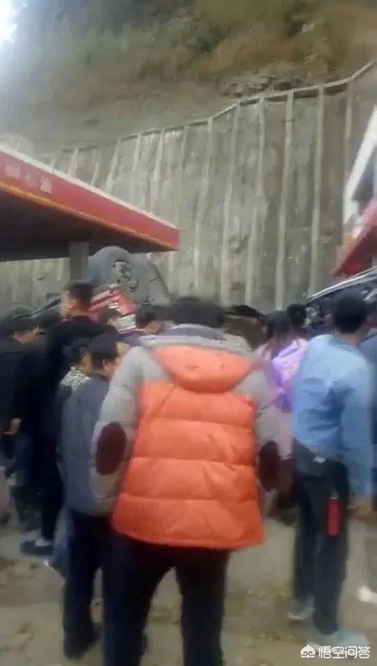 云南盐津发生交通事故，造成5人遇难8人受伤，几吨鱼从天而降是怎么回事？