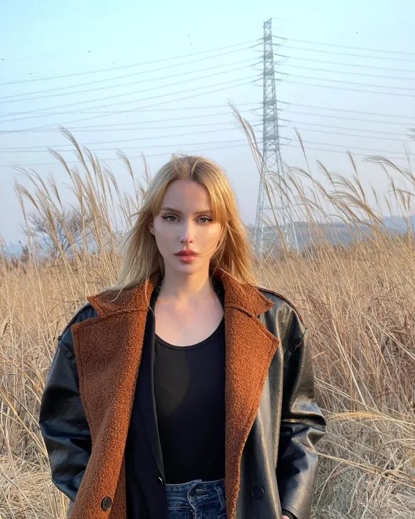 举手投足间风情万种！优雅妩媚的法国女主播Caroline