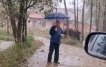 如何看待父亲火车上为双胞胎女儿搭防护网这一做法？