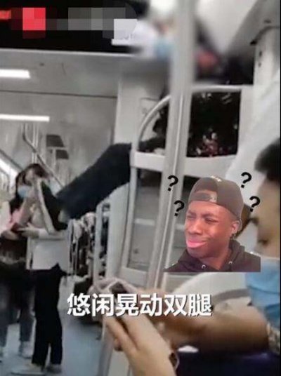 老太爬上地铁车厢行李架上蹭坐，现场到底发生了什么？