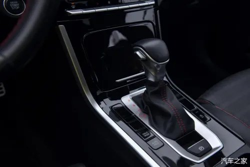 起亚K3全面测评：1.4T性能出色，1.5L新款配置惊喜多