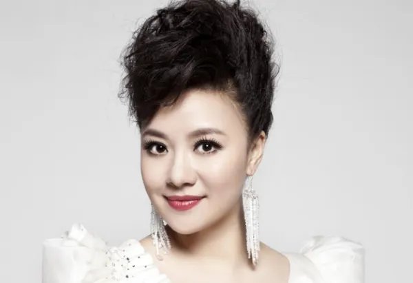 歌唱家王丽达：嫁给妈妈看中的女婿，婚后生一子，如今她还好吗？