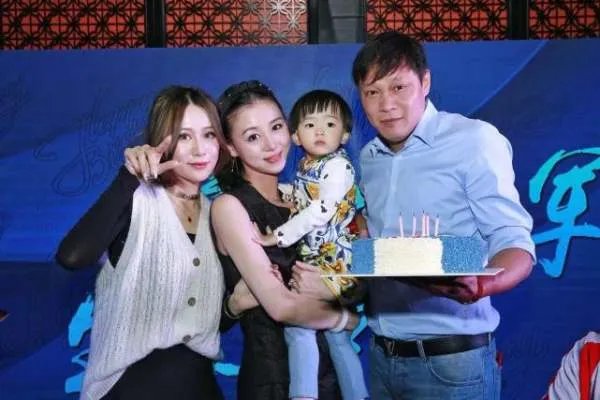 范志毅已成人生赢家，三婚娇妻身材颜值不输名模，只比女儿大12岁吗？