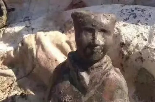 扩建鱼塘挖出古墓是真的吗?