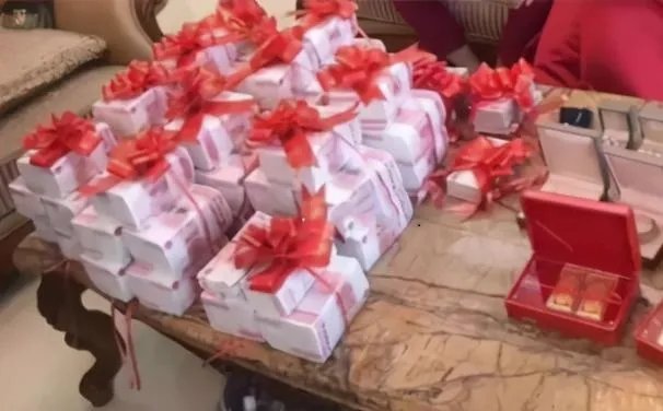 订婚仪式摆巨额现金彩礼被黑榜通报，被通报的原因是什么？