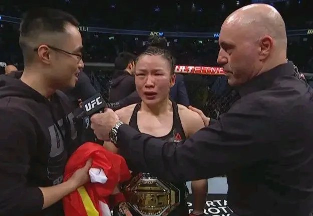 张伟丽卫冕成功!她的对手乔安娜比赛中为何惹得观众极为不满?