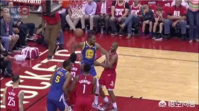 输急眼了！杜兰特肘击保罗，又故意跨人，你如何评价KD这两个动作？你怎么看？