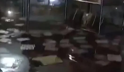 200名家长接力抢出全校教材是怎么回事 网友：团结就是力量