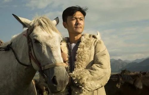 当年于小伟和高圆圆分手后，为什么一定要坚持找圈外人结婚？