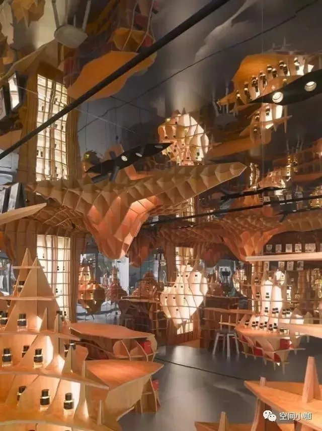 这家极具未来感的香水店，像一个长方形的盒子