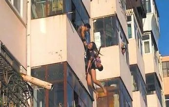 妇女接住坠楼女孩她受伤没？