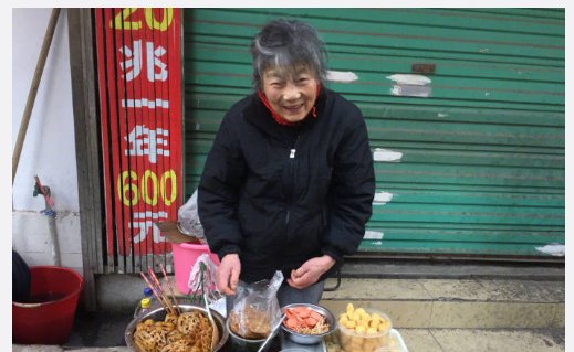 她卖自制小吃1毛钱1串是真的吗？