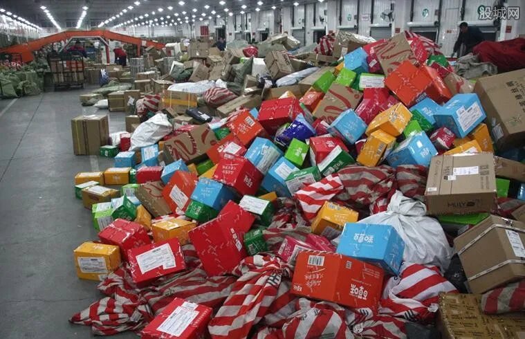 下跪快递员涉欺诈 快递员下跪现场视频遭曝光！