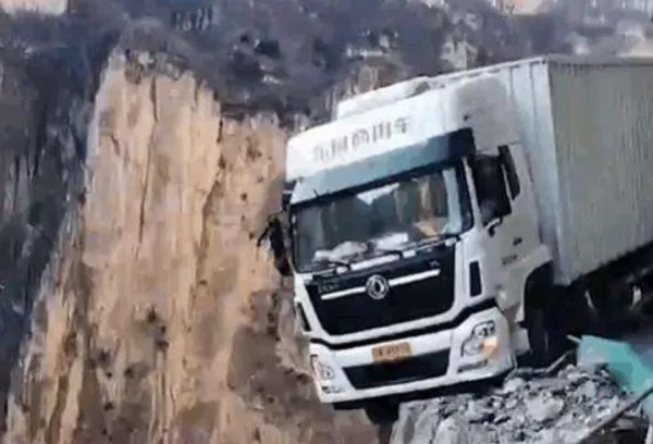 山西半悬空中货车历时3天被拽回 ，这辆车为何会悬在半空中？