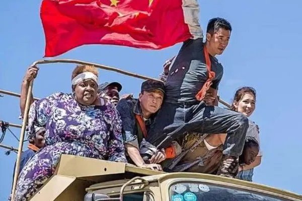 为了不假唱，把话筒倒着拿的炎亚纶，你知道哪些敬业的明星？