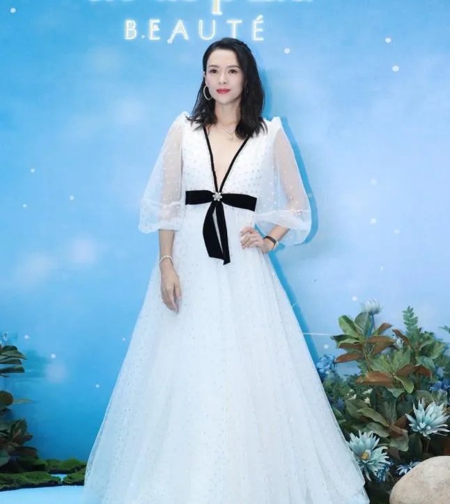 章子怡商场活动身穿白裙气质优雅,41岁状态是不是真实的?