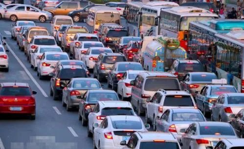 如何看待全家出动为堵车路人煮面一事?