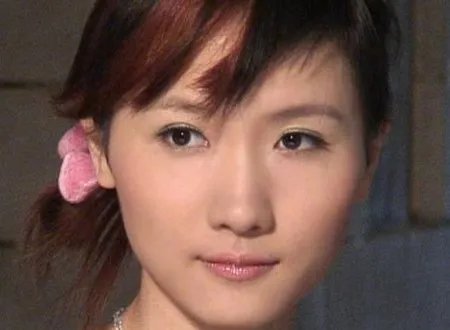 有句歌词“熟悉你的眼泪穿过我的手背”的歌名是什么？